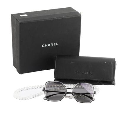 CHANEL 
Lunettes de soleil noires de forme...