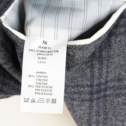 HUGO BOSS
Veste noire avec fermeture à glissière....