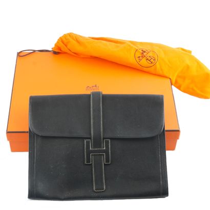 HERMÈS
Pochette Hermès Jige en cuir noir,...