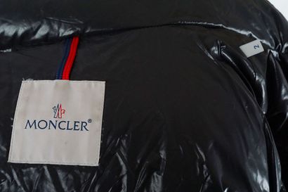 MONCLER
Doudoune Moncler noir à capuche boutonée,...