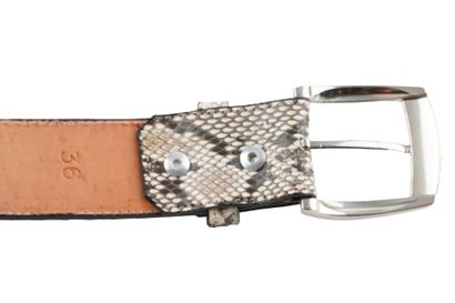 CEINTURE/ BELT
 Une ceinture en cuir. Boucle...