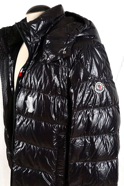 MONCLER
Doudoune Moncler noir à capuche boutonnée
Taille:...