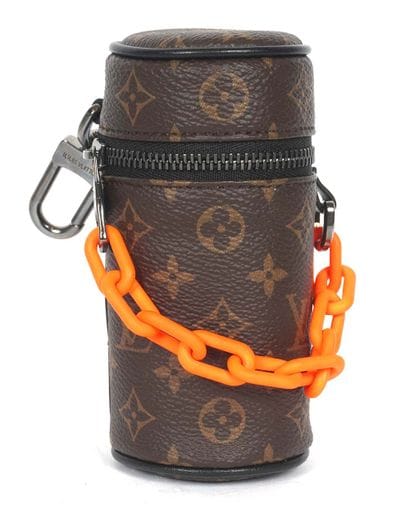 LOUIS VUITTON
Pochette baril Louis Vuitton...