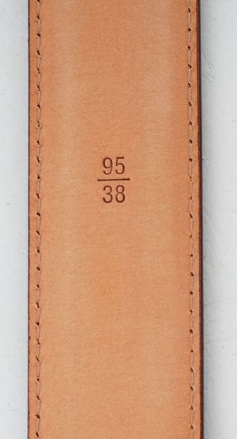 LOUIS VUITTON
Ceinture en cuir brun. 
Boucle...