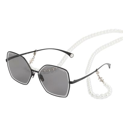 CHANEL 
Lunettes de soleil noires de forme...