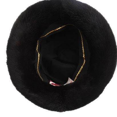 FOURRURE
Chapeau de cuir noir et fourrure...