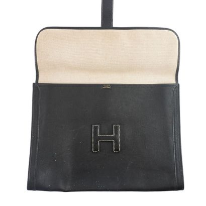 HERMÈS
Pochette Hermès Jige en cuir noir,...