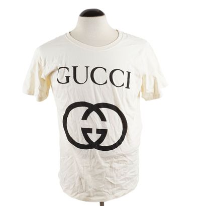 GUCCI
T-Shirt crème avec imprimé logo noir...