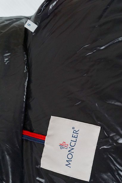 MONCLER
Doudoune Moncler noir à capuche boutonnée
Taille:...