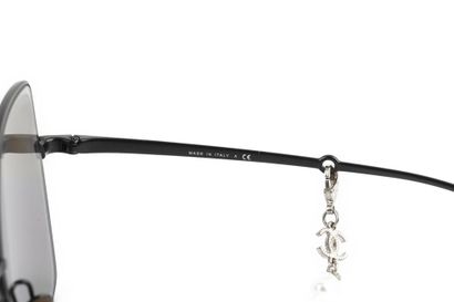 CHANEL 
Lunettes de soleil noires de forme...
