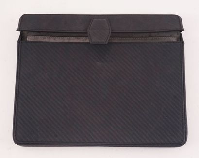 DUNHILL
Dunhill iPad Case.
H: 19cm - 7.5