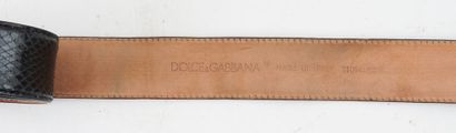 DOLCE GABBANA 
Ceinture en cuir noir écaillé....