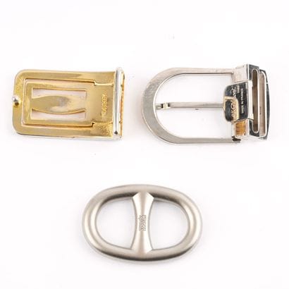 HERMÈS / BELTS BUCKLES
Lot comprenant 3 boucles...