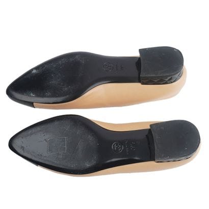 CHANEL
Chaussures classique Chanel en cuir...