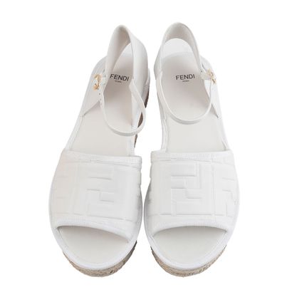 FENDI
Sandales Fendi en cuir blanc.
Taille:...