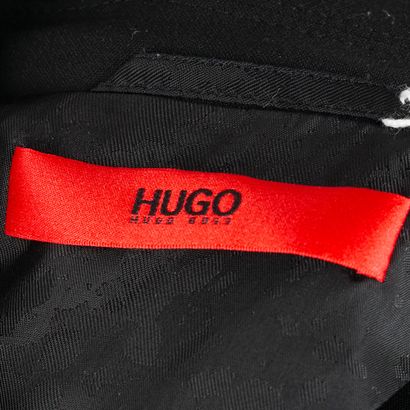 HUGO BOSS
Veste noire avec fermeture à glissière....
