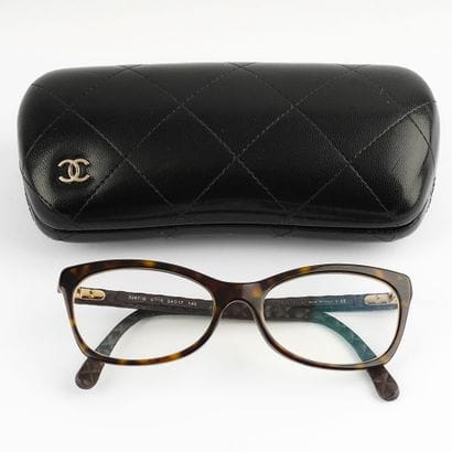 CHANEL
Montures à motif tortoise avec tempes...