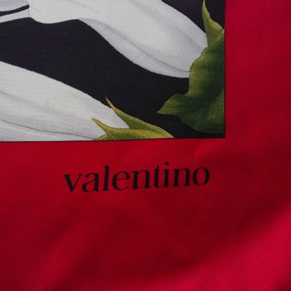 VALENTINO 
Carré Valentino en soie .
89x...