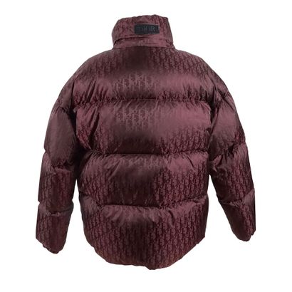 CHRISTIAN DIOR
Doudone de couleur bourgogne,...