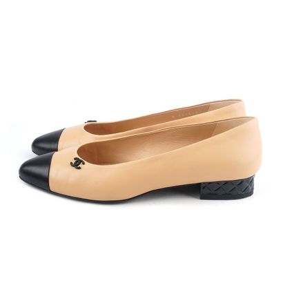 CHANEL
Chaussures classique Chanel en cuir...