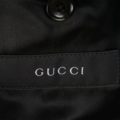 GUCCI
Complet noir avec motif floral argenté....