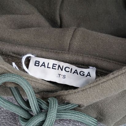 BALENCIAGA
Sweat à capuche vert avec découpé...