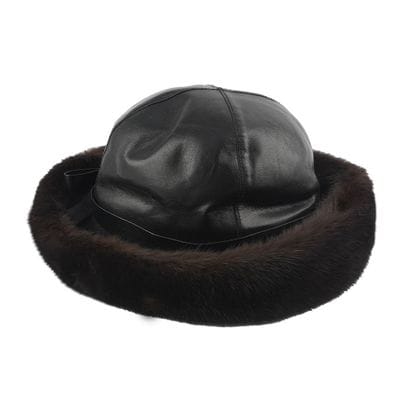 FOURRURE
Chapeau de cuir noir et fourrure...