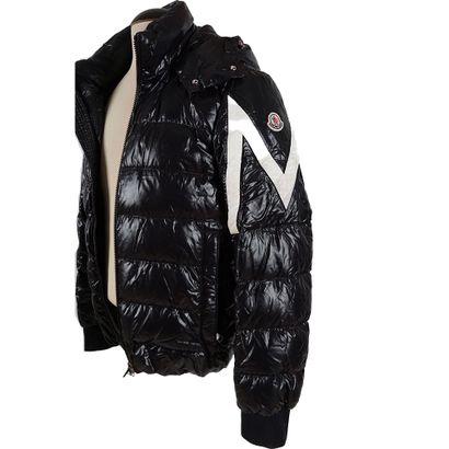 MONCLER
Doudoune Moncler noir à capuche boutonée,...