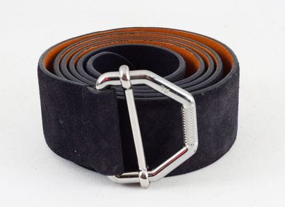 RALPH LAUREN 
Ceinture en nubuck noir. 
Boucle...