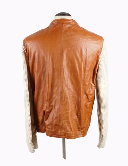GUCCI 
Manteau de cuir marron avec manches...