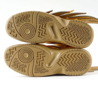 ADIDAS X JEREMY SCOTT
Baskets en cuir doré...