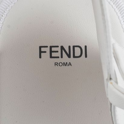 FENDI
Sandales Fendi en cuir blanc.
Taille:...