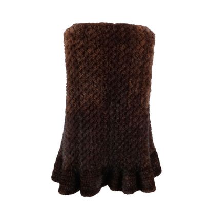 FOURRURE
Poncho de fourrure. Un fermoir.