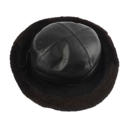 FOURRURE
Chapeau de cuir noir et fourrure...