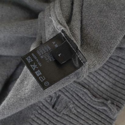 AMIRI
Pull gris avec logotype noir au devant...