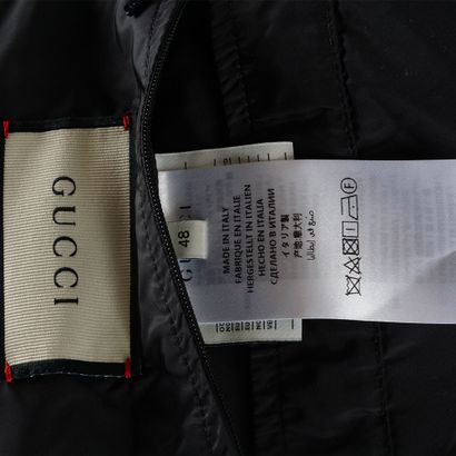 GUCCI
Manteau GG noir sans manches
Taille...