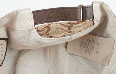 GUCCI
Casquette beige et marron monogrammée...