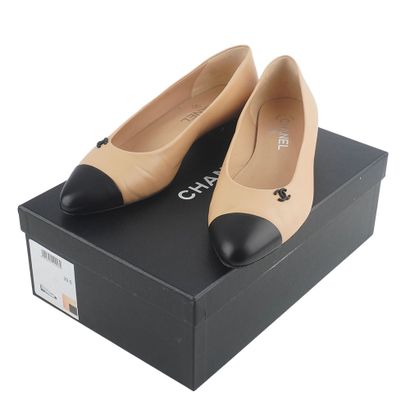 CHANEL
Chaussures classique Chanel en cuir...