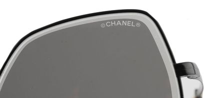 CHANEL 
Lunettes de soleil noires de forme...