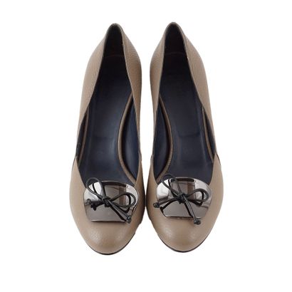 ARMANI
Escarpins en cuir taupe adornés d'une...