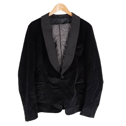 GUCCI
Complet noir et blanc.
Veston de velours...