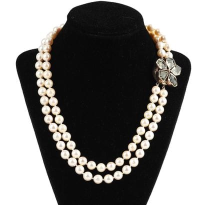 PERLES / PEARLS
Collier composé de perles...
