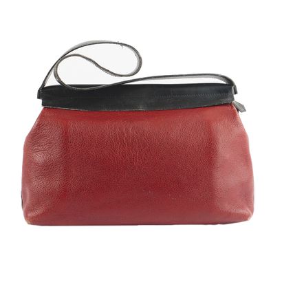 HERMÈS
Sac vintage Hermès en cuir bourgogne,...