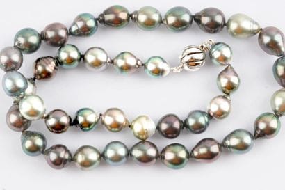 PERLES TAHITI / TAHITI PEARLS
Ensemble composé...