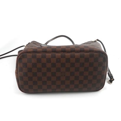 LOUIS VUITTON
Sac Louis Vuitton Neverfull...