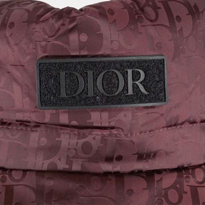 CHRISTIAN DIOR
Doudone de couleur bourgogne,...
