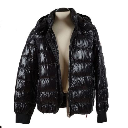 MONCLER
Doudoune Moncler noir à capuche boutonnée
Taille:...