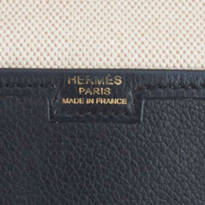 HERMÈS
Pochette Hermès Jige en cuir noir,...