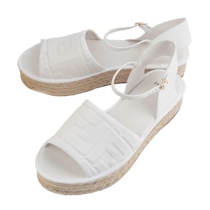 FENDI
Sandales Fendi en cuir blanc.
Taille:...