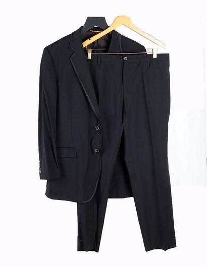 DOLCE GABBANA
Black suit.